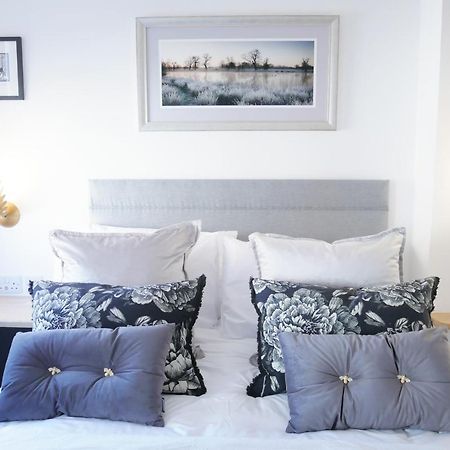 One Bedroom Luxury Ground Floor Apartment With Parking In Heart Holt Holt  Dış mekan fotoğraf
