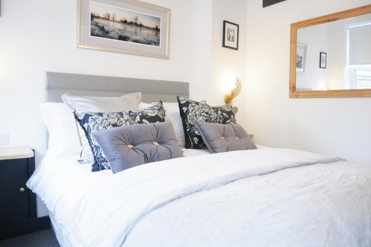 One Bedroom Luxury Ground Floor Apartment With Parking In Heart Holt Holt  Dış mekan fotoğraf